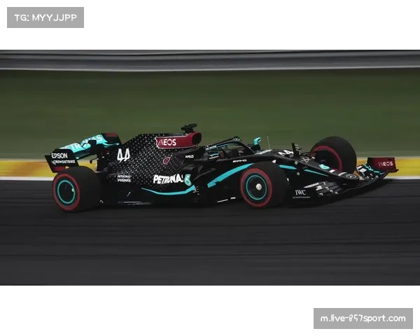 拉塞尔夺澳大利亚站杆位 梅奔包揽头排发车优势明显